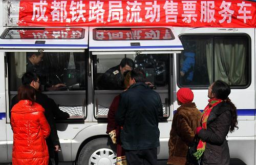 2月5日,當(dāng)?shù)厝罕娫?#8220;流動(dòng)售票服務(wù)車”外排隊(duì)購買車票。當(dāng)日,成都鐵路局在四川省甘孜藏族自治州康定縣開展“送票到藏鄉(xiāng)”服務(wù)活動(dòng)。鐵路工作人員將“流動(dòng)售票服務(wù)車”開到康定,通過現(xiàn)場(chǎng)介紹火車票購票指南、現(xiàn)場(chǎng)辦理訂購票業(yè)務(wù)等服務(wù)措施,方便藏區(qū)群眾購票出行。同時(shí),成都鐵路局還在康定設(shè)立了火車票代售點(diǎn),讓藏區(qū)群眾從此在家門口就能買到火車票。新華社發(fā)(薛玉斌 攝)