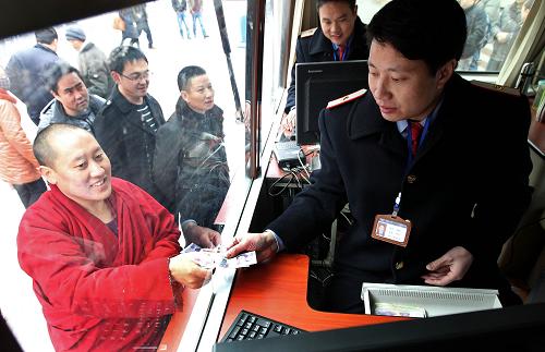 2月5日,成都鐵路局工作人員在“流動(dòng)售票服務(wù)車”上售票。新華社發(fā)(薛玉斌 攝)