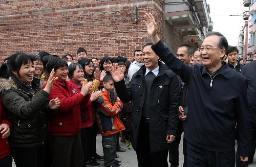 這是2月4日,溫家寶來(lái)到廣州市白云區(qū)江高鎮(zhèn)水瀝村看望村民。新華社記者 姚大偉 攝