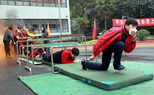 2月5日,學(xué)生們緊急從“火場(chǎng)”匍匐撤離。新華社記者凡軍攝