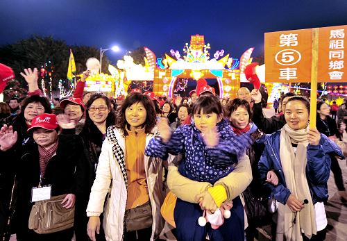 2月5日,來自馬祖同鄉(xiāng)會(huì)的鄉(xiāng)親與馬尾鄉(xiāng)親一同暢游燈海。當(dāng)日,以“兩岸親情,兩馬同樂”為主題的“兩馬同春鬧元宵”第十屆燈會(huì)在福建省福州市馬尾拉開序幕。馬祖和馬尾居民歡聚一堂,敘鄉(xiāng)情、展民俗、賞花燈,共迎元宵佳節(jié)。新華社記者 魏培全 攝