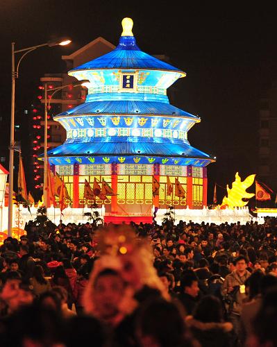 “兩馬同春鬧元宵”第十屆燈會(huì)上的祈年殿燈組(2月5日攝)。新華社記者 魏培全 攝