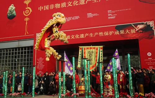 2月5日,北京全國農(nóng)業(yè)展覽館新館門外廣場舉行舞獅演出。新華社發(fā)(李方宇 攝)