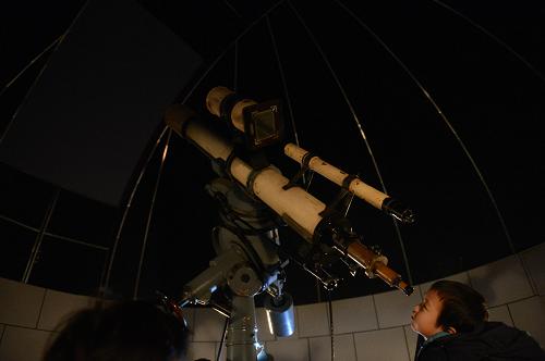 2月10日,一名小朋友通過北京天文館內(nèi)的望遠鏡觀測木星。新華社記者 劉力航 攝