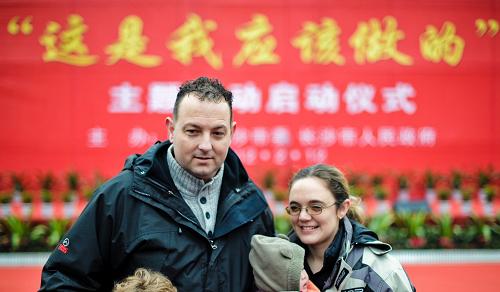 2月12日,在長(zhǎng)沙志愿服務(wù)的“洋義工”江思永(左)和家人參加啟動(dòng)儀式。當(dāng)日,長(zhǎng)沙市“當(dāng)文明長(zhǎng)沙志愿者,做學(xué)習(xí)雷鋒排頭兵暨推廣雷鋒故鄉(xiāng)流行語(yǔ)——‘這是我應(yīng)該做的’”主題活動(dòng)啟動(dòng)儀式在長(zhǎng)沙賀龍?bào)w育中心廣場(chǎng)舉行。來(lái)自黨員志愿者,白衣天使志愿者,“雷鋒號(hào)”出租車(chē)志愿者,洋義工志愿者等20支隊(duì)伍的3000余名志愿者參加啟動(dòng)儀式。新華社記者 白禹 攝