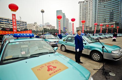 2月12日,“雷鋒號(hào)”出租車(chē)志愿者在啟動(dòng)儀式上。新華社記者 白禹 攝