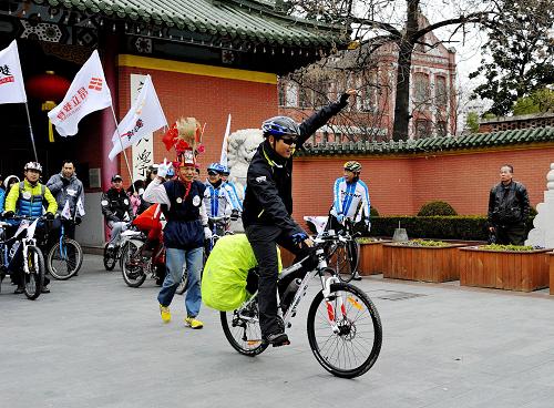 2月12日,單騎環(huán)中國(guó)邊境線愛(ài)心志愿者吳浩斌從上海交大出發(fā)。當(dāng)日,由上海“愛(ài)共線”等民間公益組織發(fā)起的環(huán)中國(guó)邊境線單車騎行公益活動(dòng)在上海交通大學(xué)正式啟動(dòng)。上海交大畢業(yè)生,現(xiàn)在上海工作的志愿者吳浩斌將騎單車在300天里,環(huán)中國(guó)邊境騎行2.5萬(wàn)公里。他將途徑16個(gè)省、市、自治區(qū),沿途探訪20多所偏遠(yuǎn)貧困地區(qū)的學(xué)校,了解他們的困難,并將通過(guò)“愛(ài)心里程認(rèn)領(lǐng)”等形式募得善款,幫助這些學(xué)校。新華社發(fā)(湯顯平 攝)