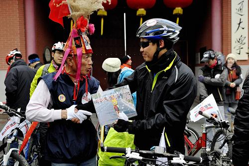 2月12日,在上海交大門口,一位愛(ài)好馬拉松的老人趕來(lái)為吳浩斌(右)送行。新華社發(fā)(湯顯平 攝)