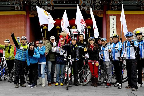 2月12日,上海的單車愛(ài)好者們趕到上海交大門口,為吳浩斌(中)送行。新華社發(fā)(湯顯平 攝)