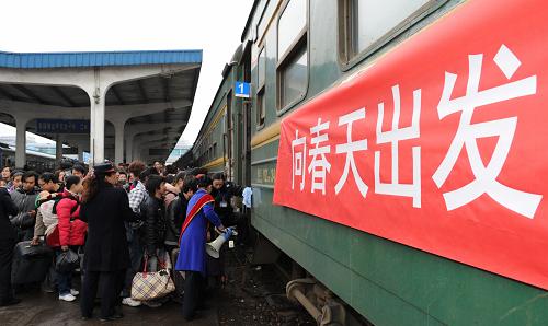 2月18日,外出務(wù)工的200多名農(nóng)民工在貴陽火車站登上火車。當(dāng)日,來自貴州省貞豐縣的200多名外出打工人員登上L498次列車前往上海。據(jù)了解,當(dāng)?shù)罔F路部門專門在這趟“創(chuàng)業(yè)快車”上預(yù)留出兩節(jié)車廂,為外出務(wù)工人員提供周到的服務(wù),保障他們安全、方便地外出務(wù)工。新華社記者 劉續(xù) 攝