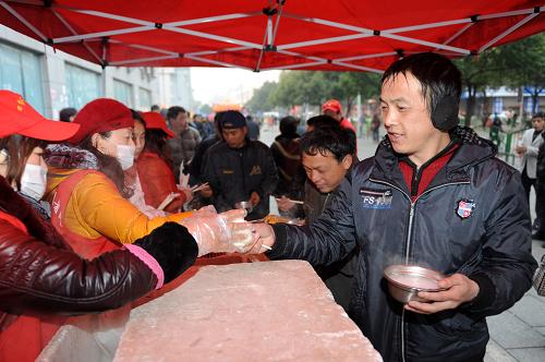 2月18日,前來(lái)求職的農(nóng)民工在浙江義烏人力資源市場(chǎng)外領(lǐng)取免費(fèi)的“愛(ài)心早餐”。近日,浙江義烏“四季風(fēng)志愿者隊(duì)”數(shù)十名志愿者在當(dāng)?shù)厝肆Y源市場(chǎng)外免費(fèi)發(fā)放“愛(ài)心早餐”,在春季求職期間為來(lái)此求職或在附近打零工的農(nóng)民工送上溫暖。“愛(ài)心早餐”已堅(jiān)持了4年,今年以來(lái)日均發(fā)放200多份。新華社記者 韓傳號(hào) 攝