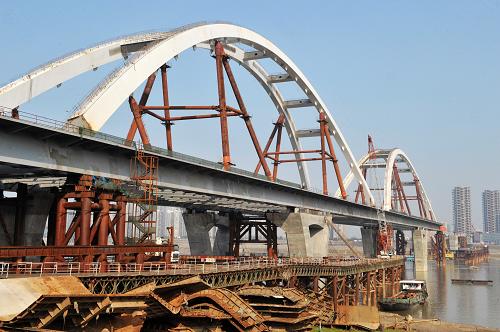 長沙市福元路湘江大橋頂推到位的兩跨鋼拱梁(2月19日攝)。新華社記者 龍弘濤 攝