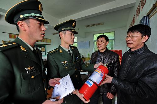 2月24日,福建省平潭縣芬尾邊防派出所民警在轄區(qū)小學(xué)檢查消防器材。福建省平潭縣芬尾邊防派出所在全國開展“清剿火患”戰(zhàn)役以來,根據(jù)轄區(qū)海島特點(diǎn),在開展“大排查、大整治”活動的基礎(chǔ)上,重點(diǎn)對人群比較集中的農(nóng)村小學(xué)進(jìn)行安全隱患檢查和消防知識普及,以提高師生的防范意識,確保校園安全。新華社記者 張國俊 攝