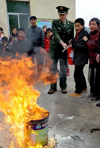 2月24日,福建省平潭縣芬尾邊防派出所民警在轄區(qū)小學(xué)進(jìn)行滅火演練。新華社記者 張國俊 攝
