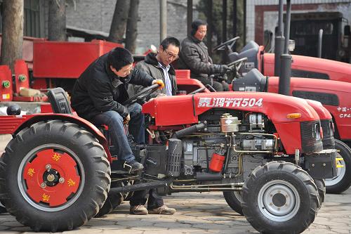 2月26日,在山西省運(yùn)城市新絳縣一家農(nóng)機(jī)公司,農(nóng)民在選購?fù)侠瓩C(jī)。 隨著氣溫回升,有“河?xùn)|糧倉”之稱的山西省運(yùn)城市春耕備耕掀起高潮。農(nóng)民們抓緊選購農(nóng)機(jī)、種子、化肥、農(nóng)藥等春耕物資備耕春耕生產(chǎn),確保不誤農(nóng)時。 新華社發(fā)