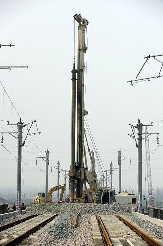 大型打樁機(jī)在漢宜鐵路路基沉降路段施工(3月12日攝)。新華社“新華視點(diǎn)”15日播發(fā)《三問漢宜鐵路“沉降超標(biāo)”》的報(bào)道,引起了有關(guān)方面的高度重視。項(xiàng)目業(yè)主方滬漢蓉鐵路公司湖北有限公司16日透露,他們正在加緊對(duì)漢宜鐵路潛江段“沉降超標(biāo)”路基進(jìn)行整修加固,確保工程質(zhì)量,承諾堅(jiān)決不給漢宜鐵路運(yùn)營留下質(zhì)量安全的隱患。新華社記者 郝同前 攝