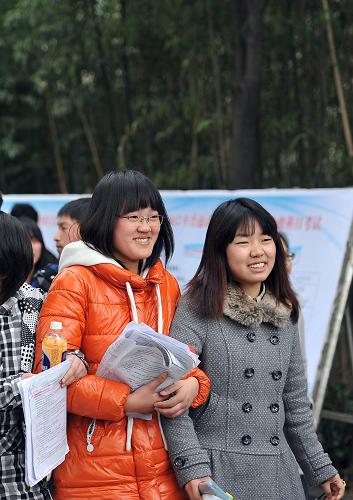 3月17日,在揚州邗江中學(xué)考點,考生結(jié)束考試后走出考場。新華社發(fā)(劉江瑞 攝)