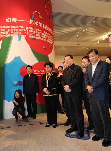 3月16日,中共中央政治局常委李長(zhǎng)春來(lái)到中國(guó)國(guó)家博物館,參觀正在這里舉行的黨的十七大以來(lái)中國(guó)動(dòng)漫產(chǎn)業(yè)發(fā)展成果展。新華社記者 李濤 攝