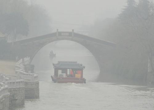 3月17日,游船在大霧籠罩的蘇州城內河道行駛。新華社發(fā)(王建康 攝)