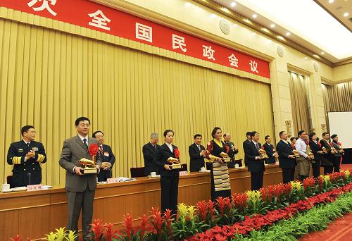 3月19日,第十三次全國民政會(huì)議在北京舉行。中共中央政治局委員、國務(wù)院副總理回良玉為全國民政系統(tǒng)先進(jìn)集體、先進(jìn)工作者和勞動(dòng)模范、“孺子牛獎(jiǎng)”獲得者代表頒獎(jiǎng)。新華社記者饒 愛民 攝
