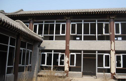 北京市昌平區(qū)鄭各莊村新建的晚清建筑格局四合院(3月16日攝)。小產(chǎn)權(quán)房,曾是低價(jià)房的代名詞。國(guó)土資源部等有關(guān)部委多次表示:小產(chǎn)權(quán)房不合法,要試點(diǎn)清理。然而,記者最新調(diào)查發(fā)現(xiàn),目前小產(chǎn)權(quán)房在一些城市不僅規(guī)模越來越大,品種也越來越多,價(jià)格讓人嘆為觀止。新華社發(fā)