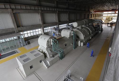 3月21日,在朝陽(yáng)燕山湖發(fā)電廠(chǎng),裝機(jī)容量均為600兆瓦的1號(hào)機(jī)組(右后)和2號(hào)機(jī)組(左前)實(shí)現(xiàn)雙機(jī)投產(chǎn)發(fā)電。當(dāng)日,東北在建的最大火力發(fā)電廠(chǎng)——遼寧朝陽(yáng)燕山湖發(fā)電廠(chǎng)裝機(jī)容量600兆瓦的第二臺(tái)機(jī)組(1號(hào)機(jī)組)并網(wǎng)發(fā)電,該電廠(chǎng)600兆瓦第一臺(tái)機(jī)組(2號(hào)機(jī)組)已于2011年12月并網(wǎng)發(fā)電,至此,燕山湖電廠(chǎng)新建2臺(tái)600兆瓦機(jī)組實(shí)現(xiàn)雙機(jī)投產(chǎn)發(fā)電。燕山湖發(fā)電廠(chǎng)規(guī)劃裝機(jī)容量為2×600兆瓦和4×1000兆瓦,全部竣工投產(chǎn)后將成為東北最大的火力發(fā)電廠(chǎng)。新華社發(fā)(白鐵軍 攝)