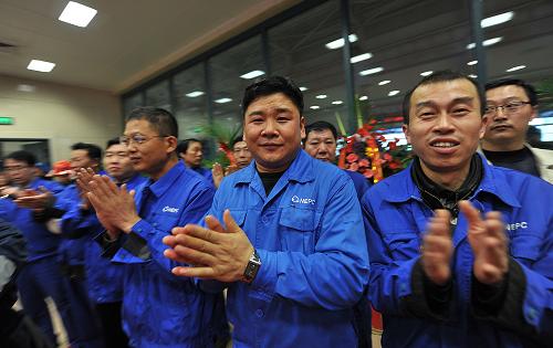 3月21日,在遼寧朝陽(yáng)燕山湖發(fā)電廠(chǎng)中心控制室,工作人員鼓掌慶祝600兆瓦雙機(jī)投產(chǎn)發(fā)電。新華社發(fā)(白鐵軍 攝)