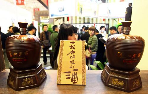 3月23日,市民在2012年春季全國(guó)糖酒商品交易會(huì)上參觀。新華社發(fā)(薛玉斌 攝)