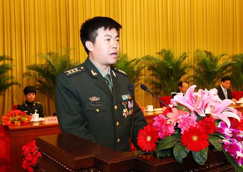 3月23日,雷鋒生前所在團(tuán)政委王洪剛在報(bào)告會上發(fā)言。新華社記者 査春明 攝