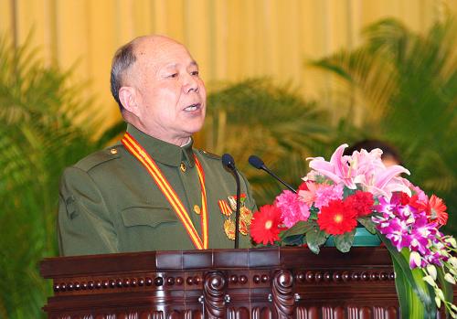 3月23日,河南省鄧州市“編外雷鋒團(tuán)”團(tuán)長宋清梅在報(bào)告會上發(fā)言。新華社記者 査春明 攝