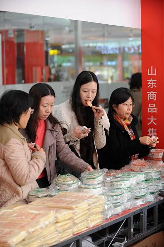 3月23日,北京市民在“山東商品大集”上品嘗、挑選周村燒餅。新華社記者 李鑫 攝