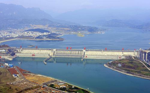 3月23日拍攝的水位下降后的三峽大壩。當(dāng)日,正處在消落期的三峽水庫水位降至164.63米,較消落前最高水位下降了約10米,由于為大壩下游地區(qū)實(shí)施枯水期生態(tài)補(bǔ)水,三峽水庫水位持續(xù)降至162米,距目標(biāo)水位還需下降近20米。據(jù)介紹,自2011年底開始,三峽樞紐調(diào)高出庫流量,由175米高水位運(yùn)行轉(zhuǎn)入消落期,迄今累計(jì)補(bǔ)水近百億立方米。相關(guān)數(shù)據(jù)顯示,自三峽實(shí)施生態(tài)補(bǔ)水以來,長江中下游地區(qū)航道水深均有不同程度增加。新華社發(fā)(鄭家裕 攝)