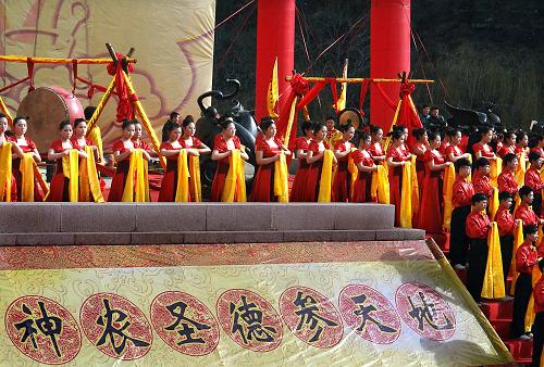 河南沁陽(yáng)神農(nóng)山腳下的壬辰年炎帝祭拜大典會(huì)場(chǎng)(3月23日攝)。新華社記者 王頌 攝