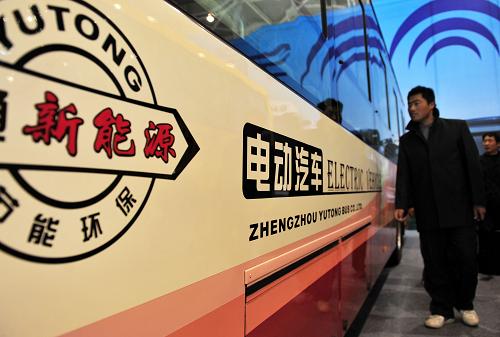 3月23日,觀眾在第十二屆南京國際客車展覽會上觀看新能源電動汽車。新華社發(fā)(王啟明 攝)