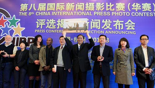 3月25日,第八屆國際新聞攝影比賽(華賽)組委會公布年度新聞照片。 當日,華賽評選揭曉新聞發(fā)布會在杭州舉行。高潤·托馬斯艾維克(Goran Tomasevic)拍攝的《利比亞沖突》獲得本屆華賽年度新聞照片。本屆華賽共收到來自50多個國家和地區(qū)2300多位攝影師的近3萬幅作品。 新華社記者 程麗 攝
