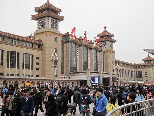4月1日,北京火車站的進站口客流涌動。當日,為期4天的清明小長假鐵路旅客運輸拉開序幕,北京火車站迎來以掃墓、探親和旅游出行為主的客流高峰。鐵路部門預計,清明小長假期間,全國鐵路發(fā)送旅客2740萬人,同比增長8%。新華社發(fā)