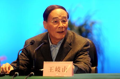 3月31日至4月1日,中共中央政治局委員、國務(wù)院副總理王岐山在浙江省紹興市、寧波市考察工作,并召開華東七省市外貿(mào)形勢(shì)座談會(huì)。這是4月1日,王岐山在華東七省市外貿(mào)形勢(shì)座談會(huì)上講話。新華社記者 王定昶 攝