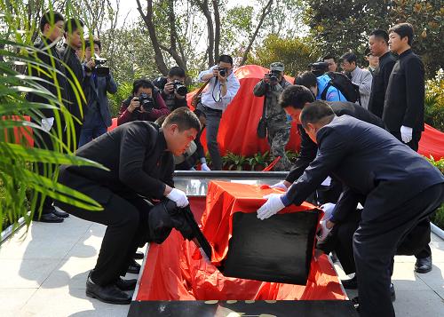 4月8日,工作人員在安葬臺(tái)兒莊大戰(zhàn)無(wú)名英雄遺骸。新華社發(fā)(高啟民 攝)