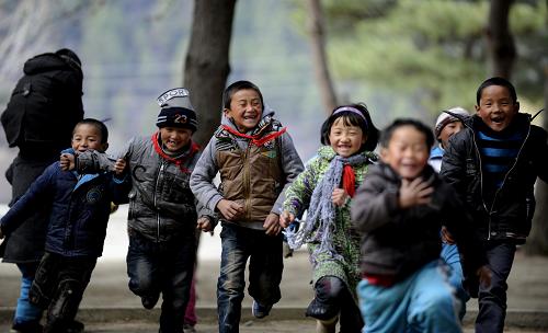西藏林芝地區(qū)米林縣南伊小學(xué)學(xué)生在校園內(nèi)奔跑(3月23日攝)。新華社記者 普布扎西 攝