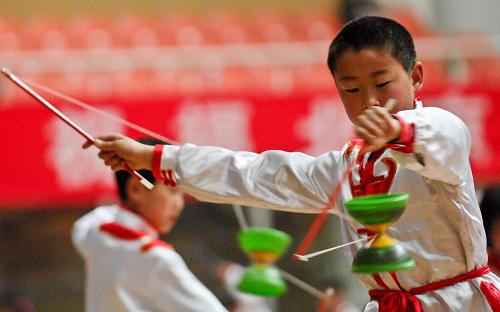 4月8日,北京市的中小學(xué)生代表展示傳統(tǒng)體育項(xiàng)目抖空竹。當(dāng)日,以“我運(yùn)動(dòng)、我快樂、我健康”為口號(hào),以“弘揚(yáng)奧運(yùn)精神,踐行北京精神”為主題的2012年北京市中小學(xué)奧林匹克教育系列活動(dòng)正式啟動(dòng)。該活動(dòng)由北京奧運(yùn)城市發(fā)展促進(jìn)會(huì)、北京市教育委員會(huì)、北京市體育局共同主辦。新華社記者 張宇 攝