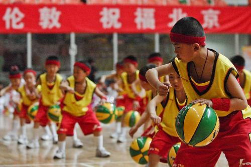 4月8日,北京市的中小學(xué)生代表進(jìn)行花式籃球表演。新華社記者 張宇 攝
