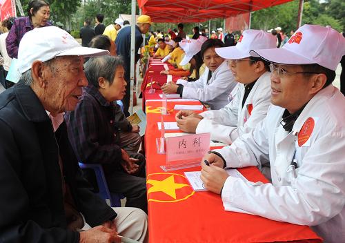 4月8日,醫(yī)療衛(wèi)生系統(tǒng)的志愿者為市民義診。當(dāng)日,云南省共產(chǎn)黨員、共青團(tuán)員進(jìn)社區(qū)為民服務(wù)先鋒隊(duì)成立暨服務(wù)活動(dòng)啟動(dòng)儀式在昆明舉行,各機(jī)關(guān)、企業(yè)及大專院校等單位近萬(wàn)名黨團(tuán)員志愿者積極參與。目前,當(dāng)?shù)匾呀M成268支為民服務(wù)先鋒隊(duì),陸續(xù)深入云南各地城鄉(xiāng)社區(qū)展開(kāi)抗旱送水、健康義診、環(huán)保綠化、法律援助等義務(wù)活動(dòng)。新華社記者 陳海寧 攝