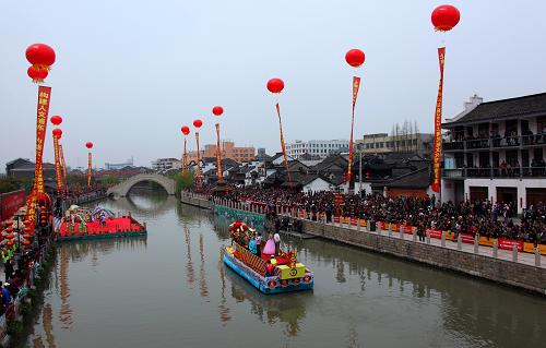 4月8日在上海浦東三林老街拍攝的首屆上海民俗文化節(jié)開幕式現(xiàn)場。新華社發(fā)(徐網(wǎng)林 攝)