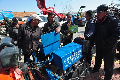 4月14日,牡丹江市農(nóng)民科技節(jié)和“三下鄉(xiāng)”活動(dòng)現(xiàn)場(chǎng),當(dāng)?shù)剞r(nóng)民在觀看一款新型多功能播種機(jī)。新華社發(fā)(張春祥 攝)