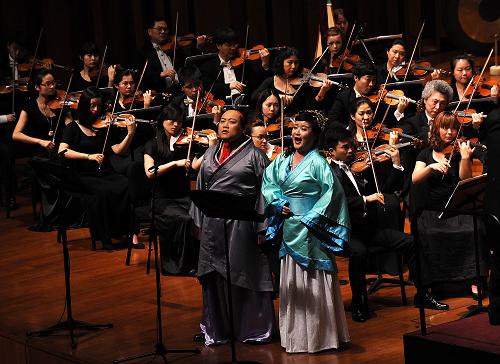 5月4日,由中國婦女發(fā)展基金會(huì)、中國僑聯(lián)、國務(wù)院僑務(wù)辦公室共同主辦的交響清唱?jiǎng)?#8220;母親中國·大風(fēng)歌”全國巡演活動(dòng)在北京國家大劇院舉行首演。新華社記者 何俊昌 攝