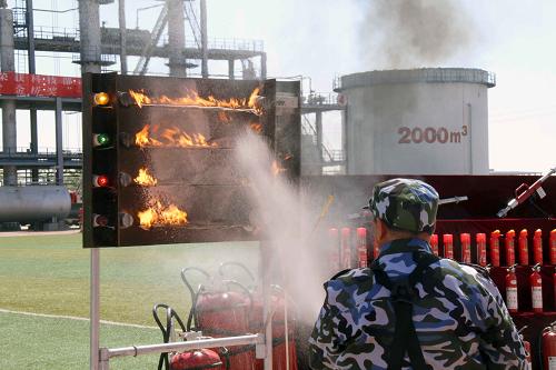5月5日,消防官兵使用新型高效環(huán)保滅火劑對(duì)“電火”進(jìn)行噴射。 當(dāng)日,科技部、中國(guó)消防協(xié)會(huì)聯(lián)合主辦的新一代高性能滅火劑消防實(shí)戰(zhàn)演練在北京消防教育訓(xùn)練中心舉行。演練中,由軍地合作研制、擁有自主知識(shí)產(chǎn)權(quán)的我國(guó)新一代高性能滅火劑創(chuàng)造了滅火種類(lèi)最多、滅火速度最快等多項(xiàng)國(guó)內(nèi)消防新紀(jì)錄,標(biāo)志著我國(guó)滅火劑研制水平躋身世界先進(jìn)行列。 新華社記者 李宣良 攝