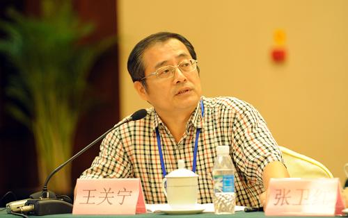 5月7日,來(lái)自廣西大學(xué)商學(xué)院的王關(guān)寧在聽(tīng)證會(huì)上發(fā)言。新華社記者 陸波岸 攝