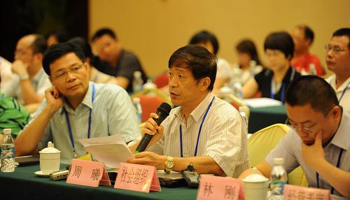 5月7日,來(lái)自廣西城鎮(zhèn)供水協(xié)會(huì)的周曦(前右二)在聽(tīng)證會(huì)上發(fā)言。新華社記者 陸波岸 攝