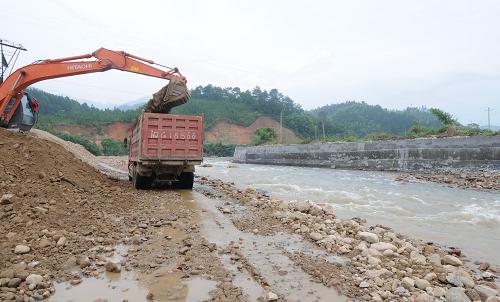 工人正在將樂縣池湖溪南口鄉(xiāng)南口村段整治疏浚河道(5月3日攝)。新華社記者 林善傳 攝