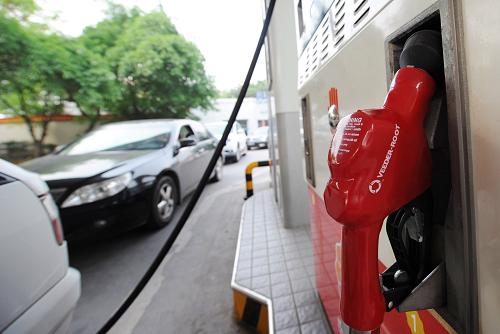 5月9日,在重慶江北區(qū)一中石油加油站,車輛在排隊(duì)加油。新華社記者 李健 攝